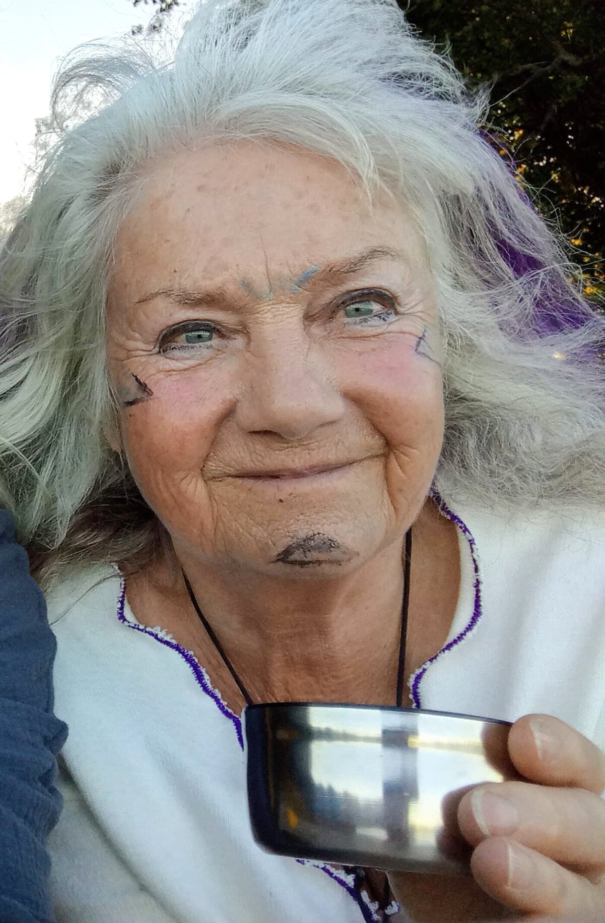 Klara Theißen mit einer Tasse Tee im Freien